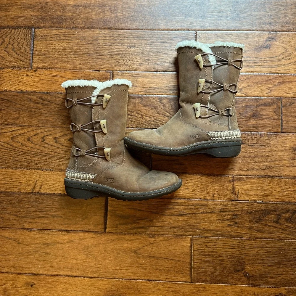 Ugg Kona Chestnut Suede Leather Shearling Sheepskin Lined Toggle Boots Size 7